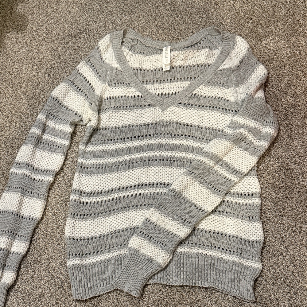 Aeropostale Women's V-Neck Sweater in Gray and Cream